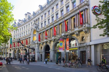 Anvers, Belçika - 2 Mayıs 2019: Antwerp'teki Meir caddesinde alışveriş merkezi Stadsfeestzaal