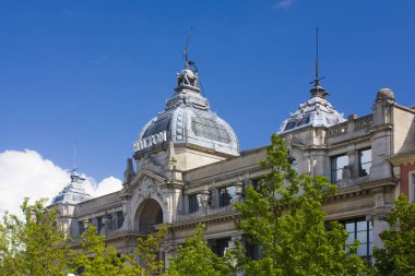 Anvers, Belçika - 2 Mayıs 2019: Antwerp Groenplaats eski güzel binada otel Hilton