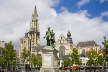 Anvers Our Lady Katedrali önünde Groenplaats Peter Paul Rubens anıtı
