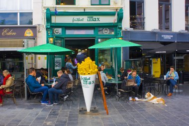 Anvers, Belçika - 2 Mayıs 2019: Brüksel'in Eski Kent bölgesinde geleneksel patates kızartmaları içeren sokak kafesi