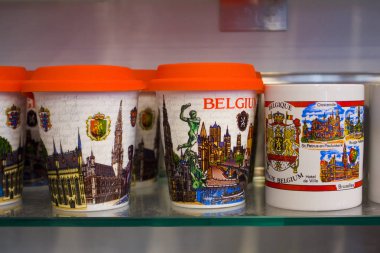 Antwerp, Belçika - 2 Mayıs 2019: Hediyelik eşya dükkanında seramik hediyelik bardaklar