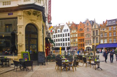 Anvers, Belçika - 2 Mayıs 2019: Antwerp'in Eski Kent'inde tarihi evlerin ve sokak kafenin görünümü