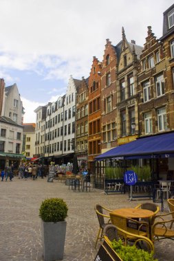 Anvers, Belçika - 2 Mayıs 2019: Antwerp'in Eski Kent'inde tarihi evlerin ve sokak kafenin görünümü