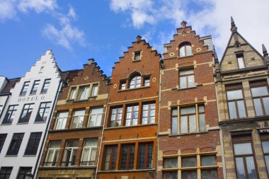 Antwerp Old Town sokakta eski geleneksel tarihi binalar