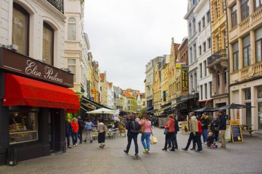 Anvers, Belçika - 2 Mayıs 2019: Antwerp'te Eski Kent caddesinde kentsel yaşam