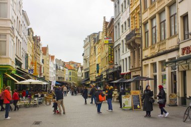 Anvers, Belçika - 2 Mayıs 2019: Antwerp'te Eski Kent caddesinde kentsel yaşam