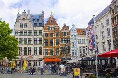 Anvers, Belçika - 2 Mayıs 2019: Antwerp'teki Grote Markt meydanında lonca evleri