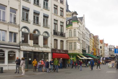 Anvers, Belçika - 2 Mayıs 2019: Antwerp'te Eski Kent caddesinde kentsel yaşam