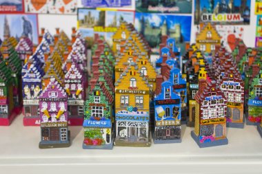 Anvers, Belçika - 2 Mayıs 2019: Hediyelik eşya dükkanında geleneksel seramik hediyelik eşya oyuncakları küçük evler