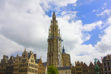 Anvers, Belçika - 2 Mayıs 2019: Antwerp'teki Old Town'dan Our Lady Katedrali Manzarası