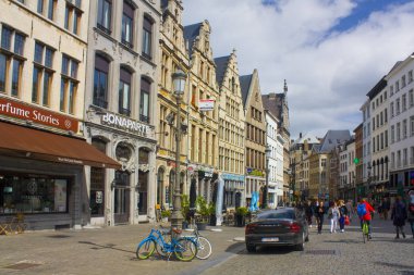Anvers, Belçika - 2 Mayıs 2019: Antwerp'te Eski Kent caddesinde kentsel yaşam