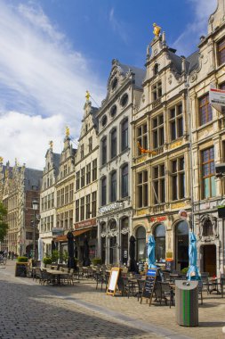 Anvers, Belçika - 2 Mayıs 2019: Antwerp'te Eski Kent caddesinde kentsel yaşam