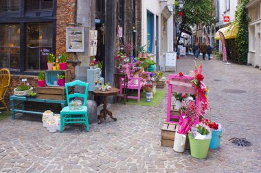 Anvers, Belçika - 2 Mayıs 2019: Anvers'te çiçekçidükkanında satılık bahar çiçekleri