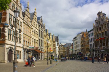 Anvers, Belçika - 2 Mayıs 2019: Antwerp'te Eski Kent caddesinde kentsel yaşam