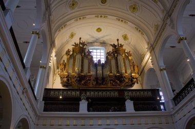 Anvers, Belçika - 2 Mayıs 2019: Antwerp'teki St. Charles Borromeo Kilisesi'nin içi