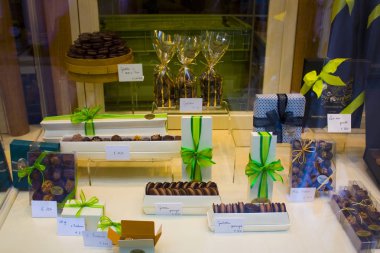 Anvers, Belçika - 2 Mayıs 2019: Brüksel'de Belçika çikolatası ile vitrin