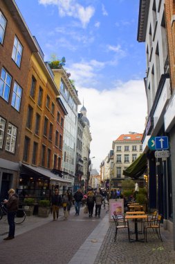 Anvers, Belçika - 2 Mayıs 2019: Antwerp'te Eski Kent caddesinde kentsel yaşam