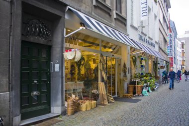 Anvers, Belçika - 2 Mayıs 2019: Antwerp'teki mağazada sulama bidonu, bahçe aletleri, sepetler, çantalar ve çiçekler 