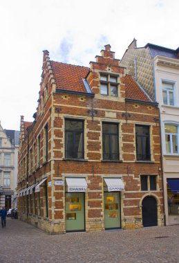 Anvers, Belçika - 2 Mayıs 2019: Antwerp'in Eski Kent'indeki tarihi binada Chanel mağazası