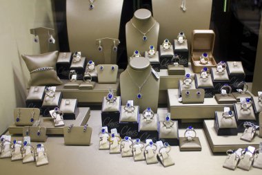 Antwerp, Belçika-Mayıs 2, 2019: Antwerp bir elmas Dükkanı ekran penceresi