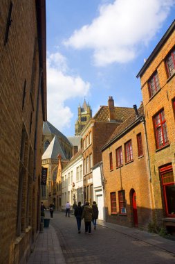 Belçika, Brugge - 3 Mayıs 2019: Eski Brugge'un Ortaçağ sokakları