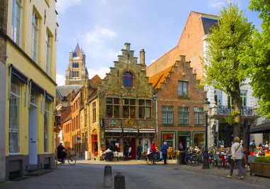 Belçika, Brugge - 3 Mayıs 2019: Eski Brugge'un Ortaçağ sokakları