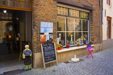 Belçika, Brugge - 3 Mayıs 2019: Brugge'un Eski Kenti'ndeki restoran