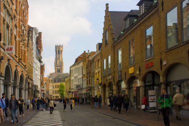 Belçika, Brugge - 3 Mayıs 2019: Brugge'deki Eski Kent'ten ünlü Belfort Kulesi'nin görünümü