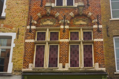 Belçika, Brugge - 3 Mayıs 2019: Brugge'de bir ortaçağ eski evinin parçası