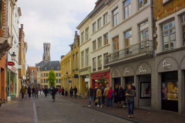 Belçika, Brugge - 3 Mayıs 2019: Brugge'deki Eski Kent'ten ünlü Belfort Kulesi'nin görünümü