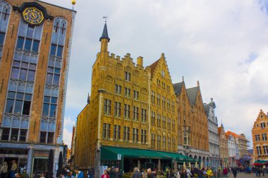 Belçika, Brugge - 3 Mayıs 2019: Brugge'deki Markt of Bruges'teki (Pazar Meydanı) eski binalar