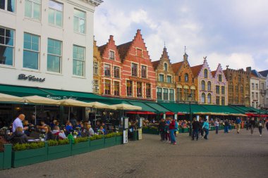 Belçika, Brugge - 3 Mayıs 2019: Brugge'deki Markt of Bruges'teki (Pazar Meydanı) kafe ve restoranlar