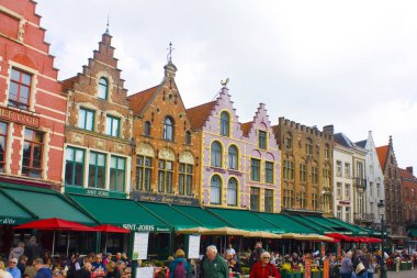Belçika, Brugge - 3 Mayıs 2019: Brugge'deki Markt of Bruges'teki (Pazar Meydanı) kafe ve restoranlar