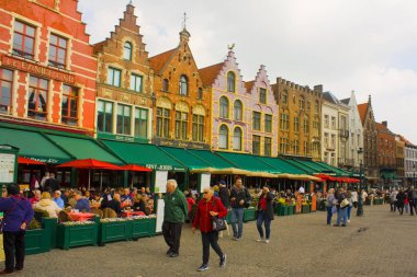 Belçika, Brugge - 3 Mayıs 2019: Brugge'deki Markt of Bruges'teki (Pazar Meydanı) kafe ve restoranlar