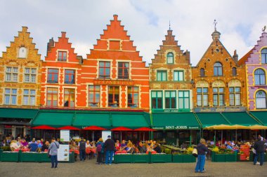 Belçika, Brugge - 3 Mayıs 2019: Brugge'deki Markt of Bruges'teki (Pazar Meydanı) kafe ve restoranlar