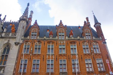 Belçika, Brugge - 3 Mayıs 2019: Flanders Hükümeti Rezidans binası ve Bruges'teki Pazar Yeri (Pazar Meydanı) Postanesi