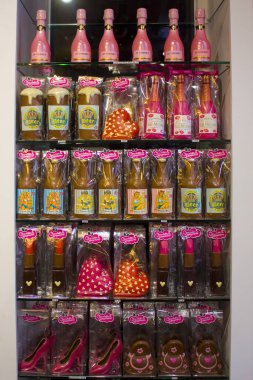 Belçika, Brugge - 3 Mayıs 2019: Bruges'te sıra dışı Belçika çikolatası ile vitrin