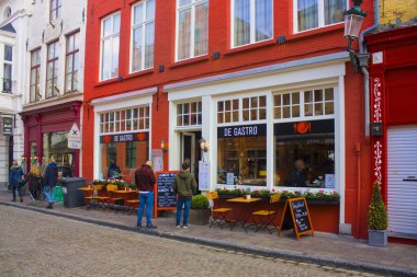 Belçika, Brugge - 3 Mayıs 2019: Brugge'un Eski Kenti'ndeki restoran