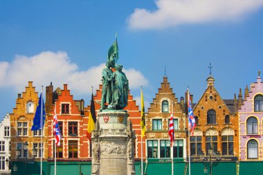 Belçika, Brugge - 3 Mayıs 2019: Brugge Pazar Meydanı'nda Jan Breydel ve Peter De Conik Anıtı