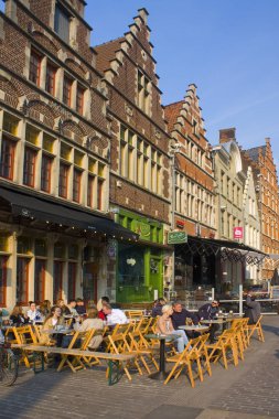Gent, Belçika - 3 Mayıs 2019: Gent'in Eski Kenti'nde sokak kafesi