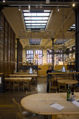 Gent, Belçika - 3 Mayıs 2019: Post Plaza'da Korenmarkt'ta İç kafe