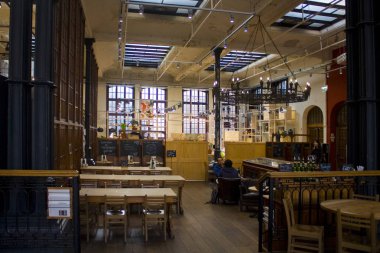 Gent, Belçika - 3 Mayıs 2019: Post Plaza'da Korenmarkt'ta İç kafe