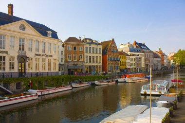 Gent, Belçika - 3 Mayıs 2019: Gent'in Eski Kenti'nde tekneler ve güzel mimariile kanal