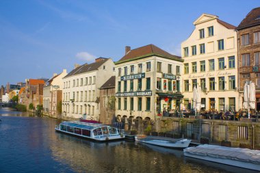 Gent, Belçika - 3 Mayıs 2019: Gent'in Eski Kenti'nde tekneler ve güzel mimariile kanal