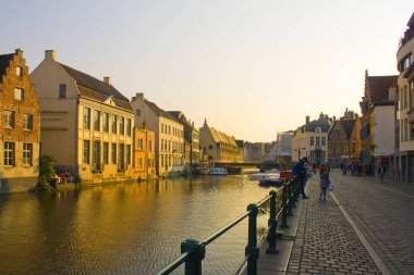 Gent, Belçika - 3 Mayıs 2019: Gent'in Eski Kenti'nde tekneler ve güzel mimariile kanal