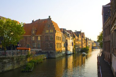 Gent, Belçika - 3 Mayıs 2019: Gent'in Eski Kenti'nde tekneler ve güzel mimariile kanal