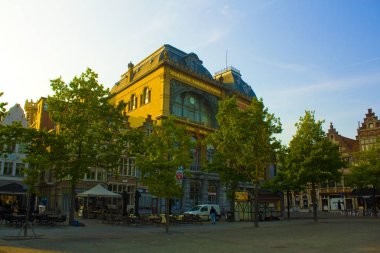 Gent, Belçika - 3 Mayıs 2019: Ghent'teki Cuma Pazar Meydanı'nda Bond Moyson binası