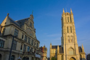 Gent, Belçika - 3 Mayıs 2019: Gent'teki Sint-Baafsplein Meydanı'ndaki Hollanda Kraliyet Tiyatrosu ve Saint Bavo Katedrali