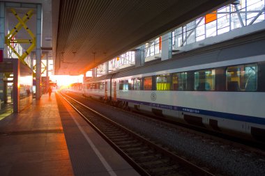 Gent, Belçika - 3 Mayıs 2019: Gent-Sint-Pieters treniyle platform - Ghent'te gün batımında ana tren istasyonu