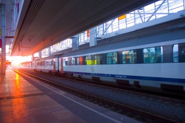 Gent, Belçika - 3 Mayıs 2019: Gent-Sint-Pieters treniyle platform - Ghent'te gün batımında ana tren istasyonu